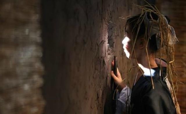 再见金钱,前往贫困村